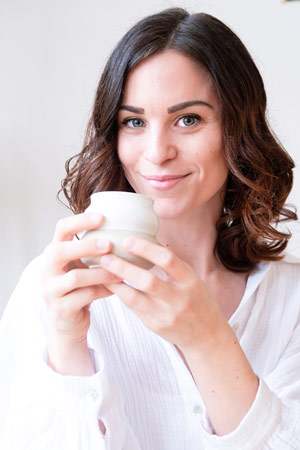 Lena Appel mit Tasse in Hand